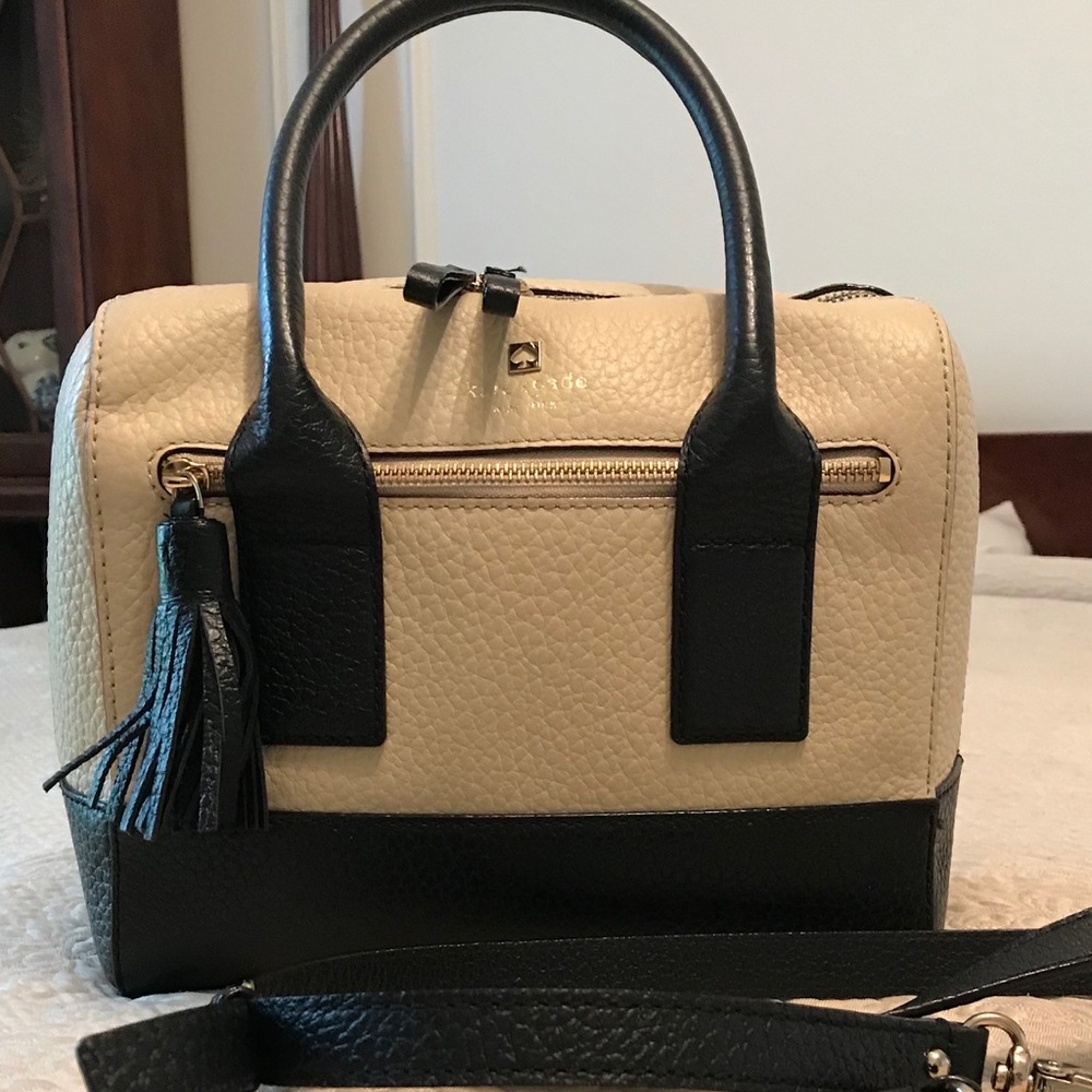 Kate Spade w detachable strap Dust Bag included.